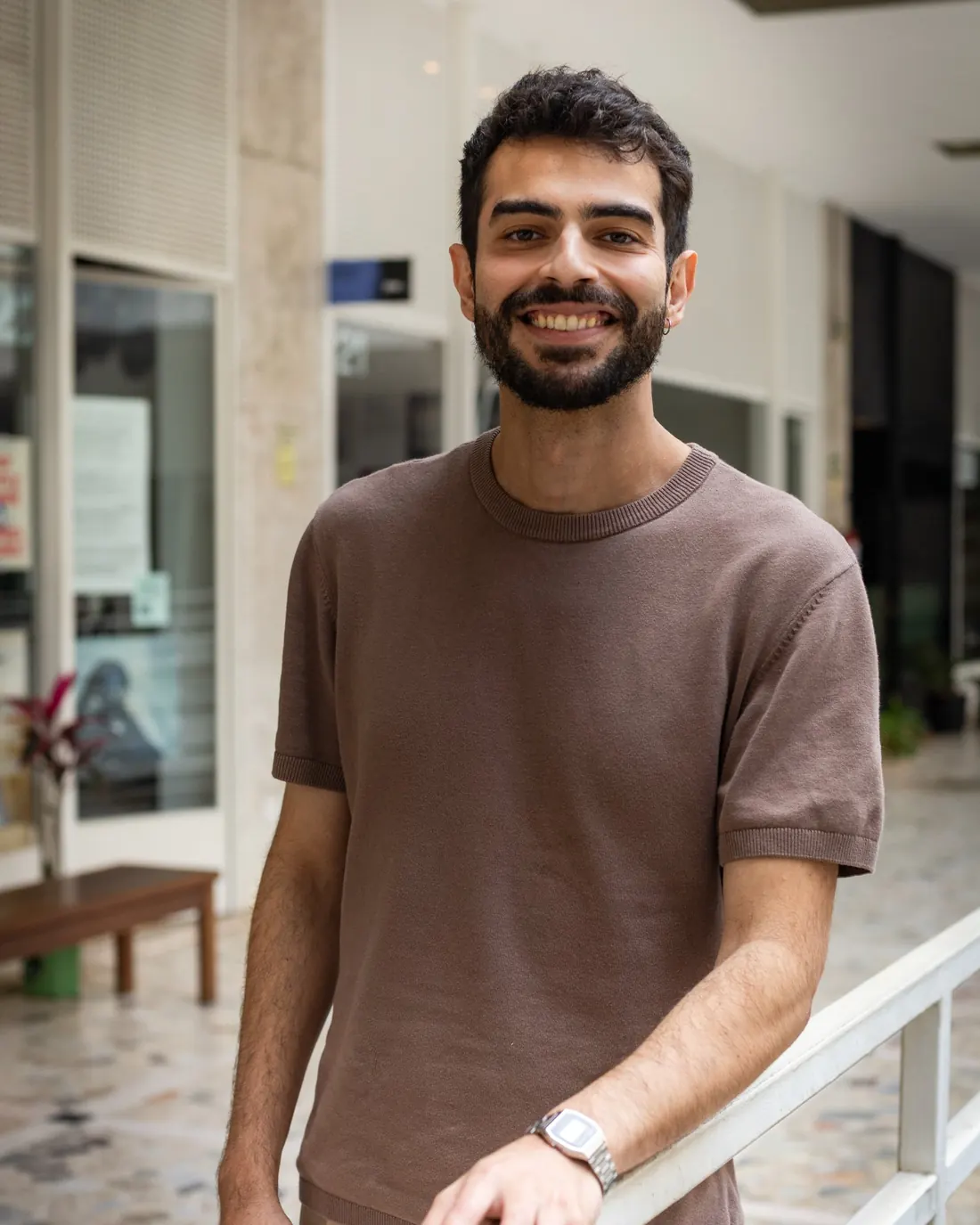 Dr. Victor Fonseca sorrindo, apoiado em corrimão