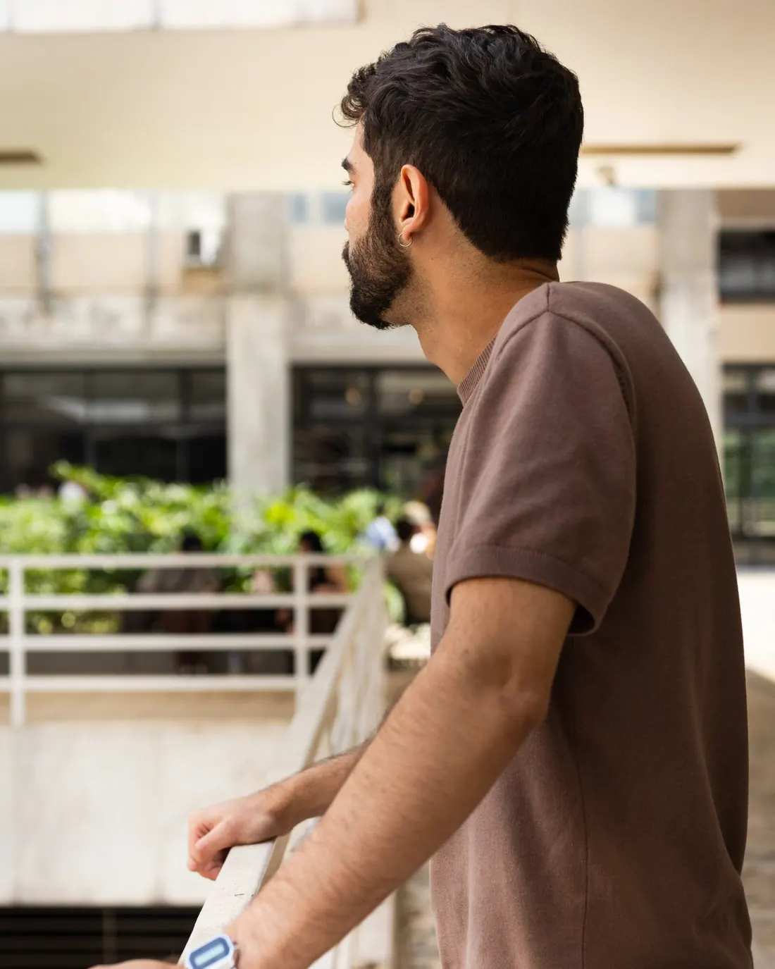 Dr. Victor Fonseca observando área com vegetação