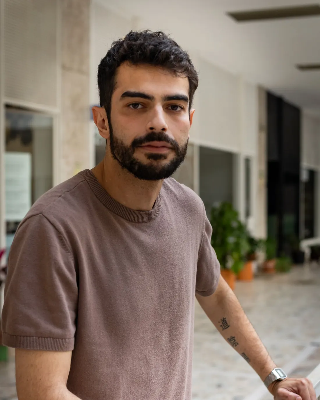 Dr. Victor Fonseca apoiado em corrimão, em ambiente interno